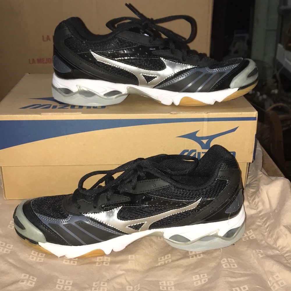 NEW Ladies Mizuno Volleyball Shoes 9